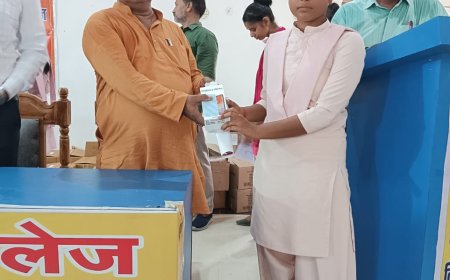 पं०ठाकुर प्रसाद त्रिपाठी किसान पीजी कॉलेज आभूराम-तुर्कवलिया गोरखपुर में वितरित किए गये स्मार्टफोन एवं टैबलेट