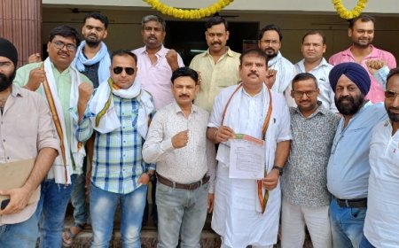 बिजली समस्या को लेकर व्यापारियों ने सौंपा अधीक्षण अभियंता को ज्ञापन
