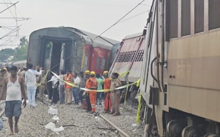 गोंडा में हुए रेल हादसे में राहत एवं बचाव में जुटे स्वयं सेवक