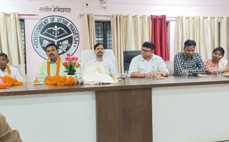 कैम्पियरगंज तहसील परिसर में सेवा निवृत्ति के अवसर पर आयोजित हुआ विदाई समारोह