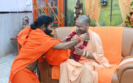 योगगुरु ने गोरखपुर पहुँच कर किया सीएम योगी का अभिनन्दन