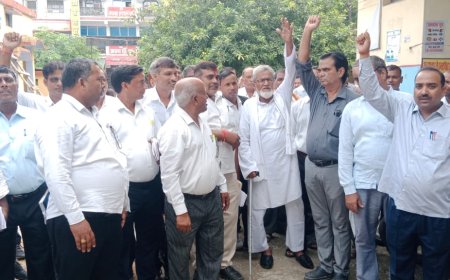 महिला अधिवक्ता का अपहरण कर हत्या किए जाने से वकीलों में गुस्सा,एस०डी०एम० को सौंपा ज्ञापन