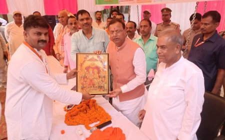 वृद्ध आश्रम परिसर में महात्मा गांधी की प्रतिमा का हुआ अनावरण