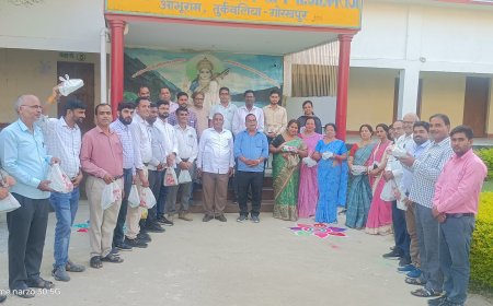 दीपावली पूर्व पीजी कॉलेज के प्रबंधक ने किया मिष्ठान वितरण