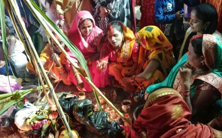 आस्था का जन सैलाब उमड़ा ; छठ घाटों पर अस्ताचलगामी  सूर्य को दिया गया अर्घ्य