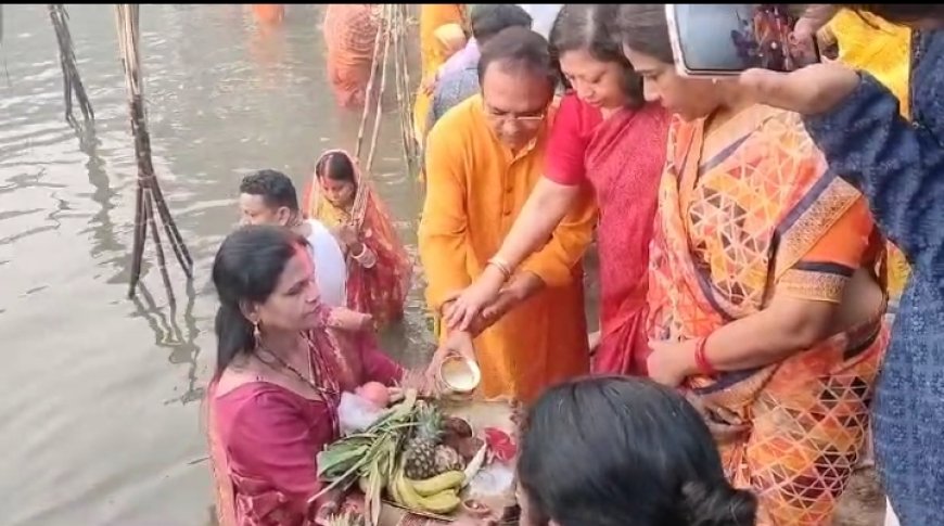 छठ महापर्व पर उगते सूर्य को  अर्घ्य देने के साथ चार दिवसीय साधना पूरी