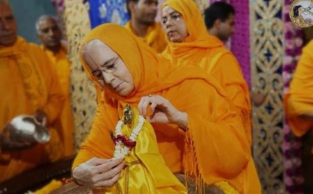 संत शिरोमणि पिता की भक्त शिरोमणि बेटी डॉ. विशाखा त्रिपाठी