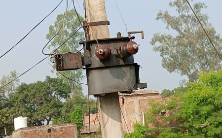 दो माह से जला ट्रांसफार्मर अबतक नहीं बदले जाने से अंधेरे में जीवन गुजार रहे आदिवासी