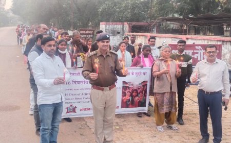 महिला हिंसा के खिलाफ निकला मोमबत्ती जुलूस, किया जागरूक