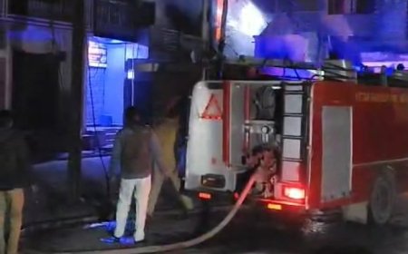 कैम्पियरगंज में तरुण संघ मंदिर के पास लगी आग  नियंत्रित