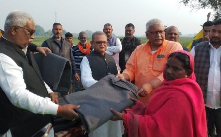 शेरपुर में अगलगी प्रभावित परिवारों से मिले बलिया सांसद सनातन पांन्डेय