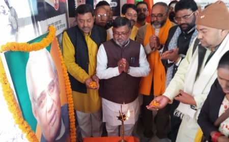 भाजपा कार्यकर्ताओ ने भारत रत्न पूर्व प्रधानमंत्री अटल जी की जन्म जयंती पर श्रद्धासुमन अर्पित कर याद किया