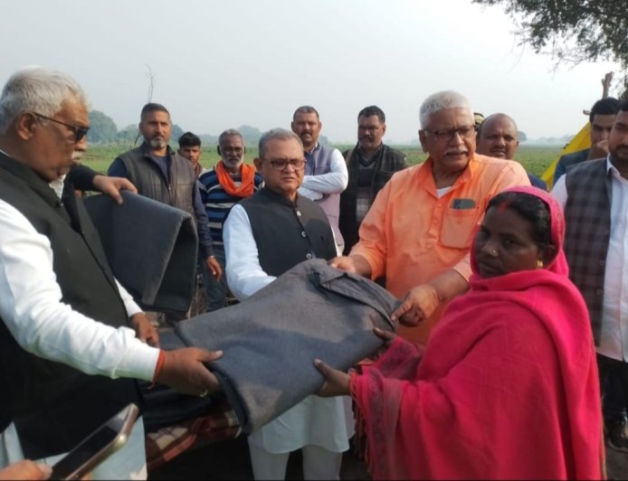 शेरपुर में अगलगी प्रभावित परिवारों से मिले बलिया सांसद सनातन पांन्डेय