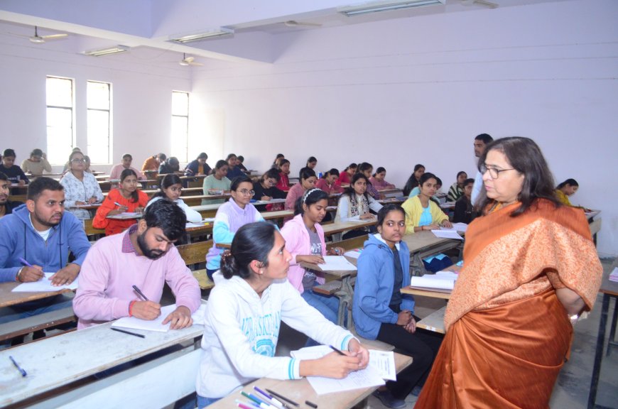 दीनदयाल उपाध्याय गोरखपुर विश्वविद्यालय में शांतिपूर्वक संपन्न हो रही परीक्षाएं