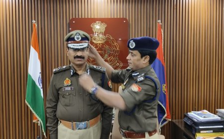 डीआईजी से पदोन्नति होने पर रैंक (प्रतीक चिन्ह) लगाकर अपर पुलिस महानिदेशक, वाराणसी जोन ने दी शुभकामनाएं