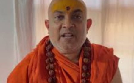 संत समाज एक हाथ में शस्त्र और एक हाथ में शास्त्र लेकर सनातन संस्कृति की रक्षा के लिए तत्पर रहता है