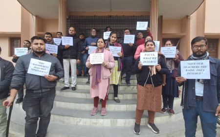 हरिश्चंद्र पीजी कॉलेज बावन बीघा के फार्मेसी विभाग के शिक्षकों ने दिया धरना