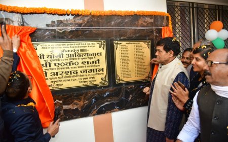 नगर विकास मंत्री ए.के. शर्मा मऊ में प्रधानमंत्री स्वामित्व योजना के तहत घरौनी सर्टिफिकेट वितरण कार्यक्रम में सम्मिलित हुए