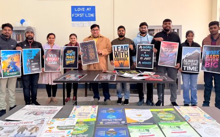 लाइब्रेरी की दीवारों को कोटेशन से सजा रहे अंग्रेजी विभाग के विद्यार्थी