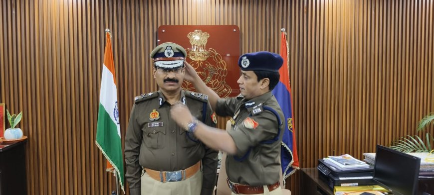 डीआईजी से पदोन्नति होने पर रैंक (प्रतीक चिन्ह) लगाकर अपर पुलिस महानिदेशक, वाराणसी जोन ने दी शुभकामनाएं