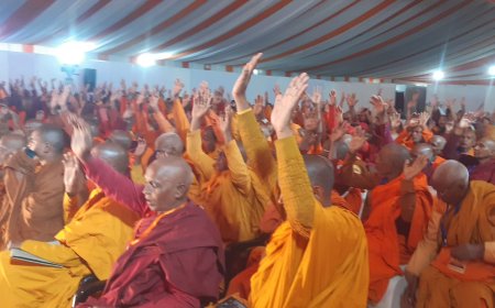 बुद्ध शरणं गच्छामि  के उद्घोष से गूंजा  प्रयागराज।