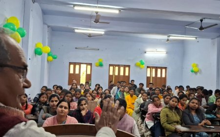 मनुष्य को दायरे से मुक्त करता है साहित्य: प्रो० चितरंजन मिश्र