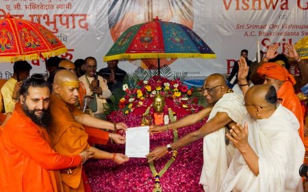 ऐतिहासिक महाकुंभ में ऐसा पहली बार हुआ: अखाड़े ने बनाया श्रील प्रभुपाद को विश्व गुरु