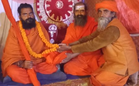 पूर्वांचल विश्वविद्यालय के पूर्व छात्र बने संन्यासी, कुंभ में दे रहे उपदेश