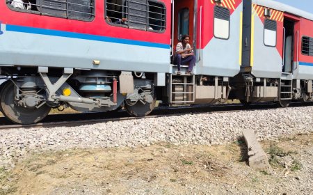 प्रयागराज से आ रही ट्रेन में लगी आग, त्रिवेणी एक्सप्रेस में धुआं देख यात्रियों में मचा हड़कंप