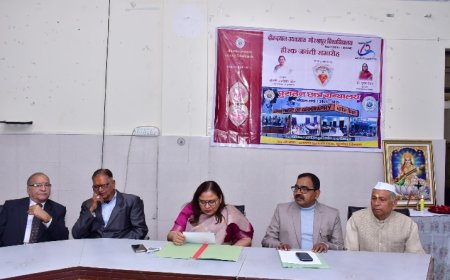 पुरातन छात्रों  ने भूगोल विभाग को पुस्तकालय हेतु सौंपी दो दर्जन कुर्सियां