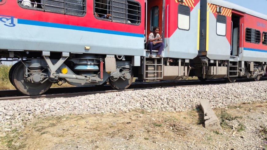 प्रयागराज से आ रही ट्रेन में लगी आग, त्रिवेणी एक्सप्रेस में धुआं देख यात्रियों में मचा हड़कंप