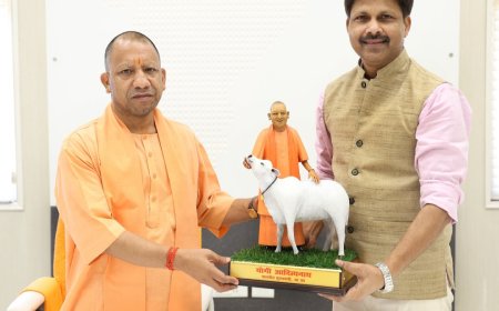 डॉ0 हरिओम ने मुख्यमंत्री को विभाग द्वारा किए जा रहे उपलब्धियों के बारे में बताया