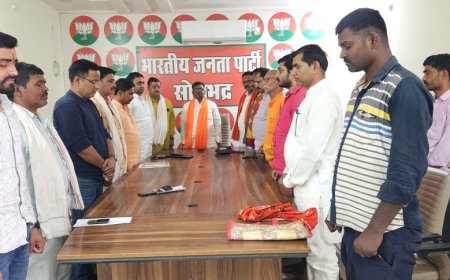 आतंकवादियों के कायराना हमले निर्मम हत्या पर उबाल के बीच  शोक सभा