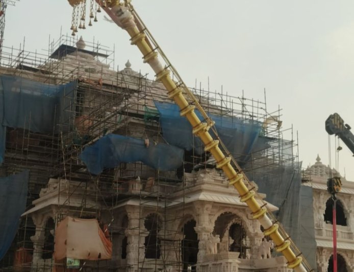 श्रीराम मन्दिर पर विधि विधान पूर्वक  ध्वज दंड स्थापित किया गया