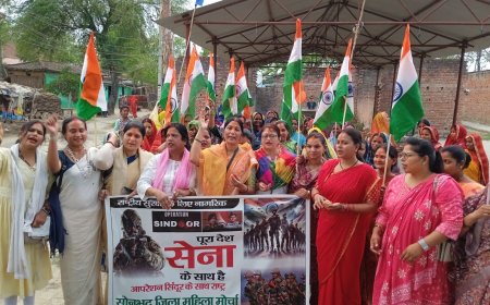 महिला कार्यकर्ताओं ने हाथों में तिरंगा लेकर देशभक्ति के लगाए नारे