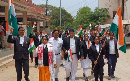 अधिवक्ताओं ने आपरेशन सिंदूर के सफलता पर निकाली तिरंगा यात्रा