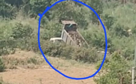 सोसायटी के सामने कूड़ा डंप करते गाड़ी सहित ड्राइवर पकड़ा गया