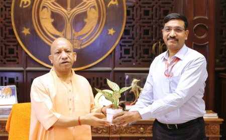 मंडल रेल प्रबंधक ने मुख्यमंत्री से की शिष्टाचार भेंट, रेलवे में चल रही परियोजनाओं की दी जानकारी