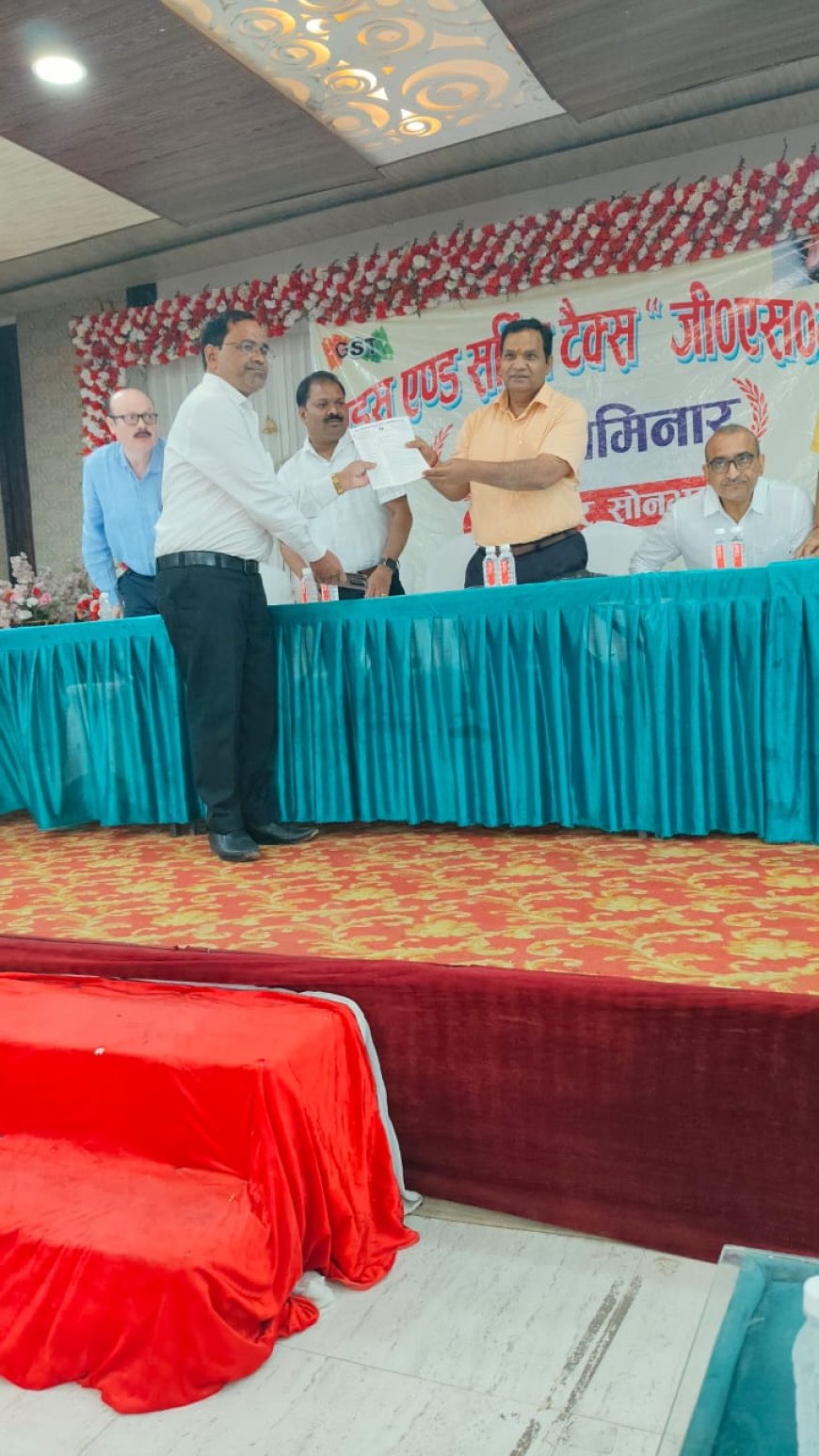 दी सोनभद्र टैक्स बार एसोसिएशन ने जी एस टी की समस्याओं को लेकर दिया ज्ञापन