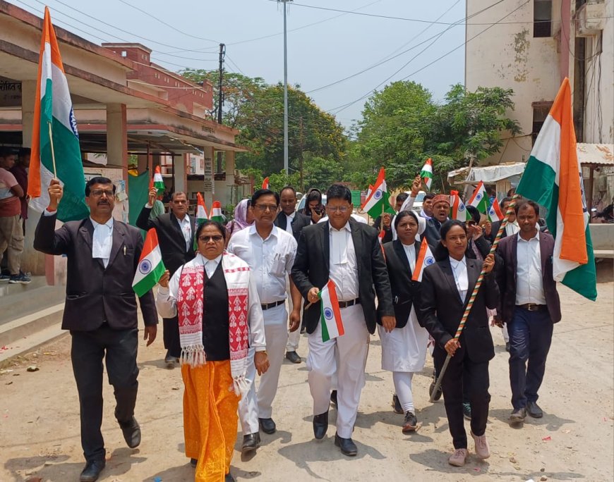 अधिवक्ताओं ने आपरेशन सिंदूर के सफलता पर निकाली तिरंगा यात्रा