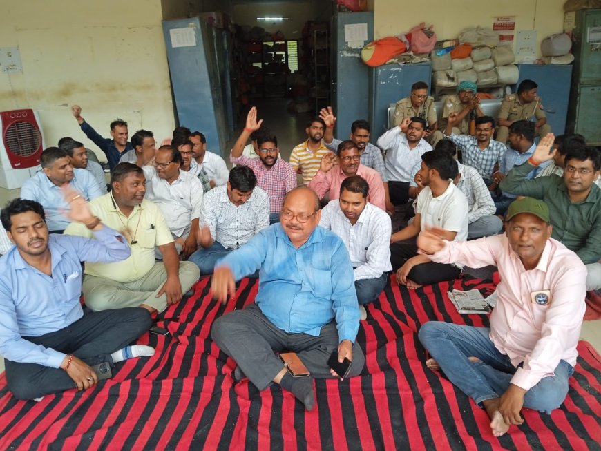 जूनियर इंजीनियर संगठन ने धरना प्रदर्शन कर जताया विरोध