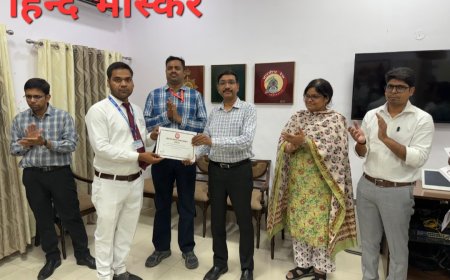 उत्तर रेलवे लखनऊ मंडल के रेलकर्मी को मंडल रेल प्रबंधक ने किया सम्मानित