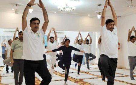 रेल यात्रियों एवं कर्मचारियों को योग के प्रति किया गया जागरूक