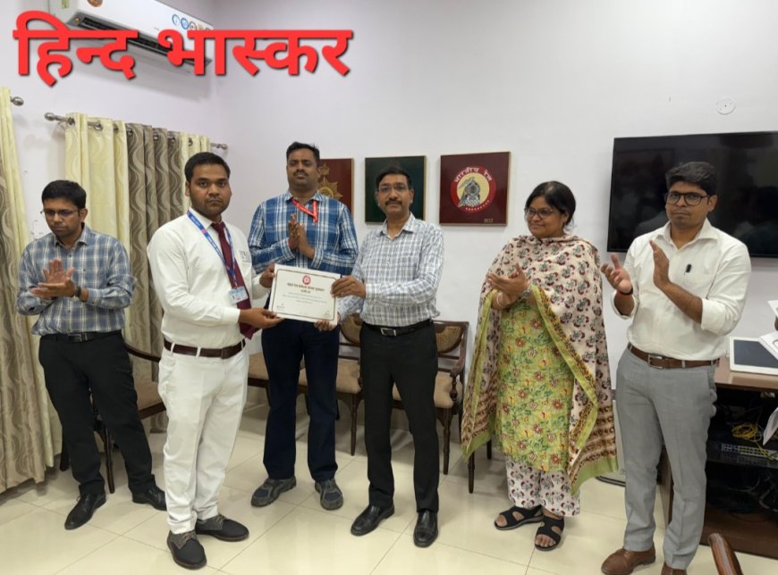 उत्तर रेलवे लखनऊ मंडल के रेलकर्मी को मंडल रेल प्रबंधक ने किया सम्मानित