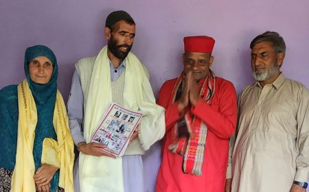 शहीद आदिल के माता पिता से मिले दीपक मिश्र