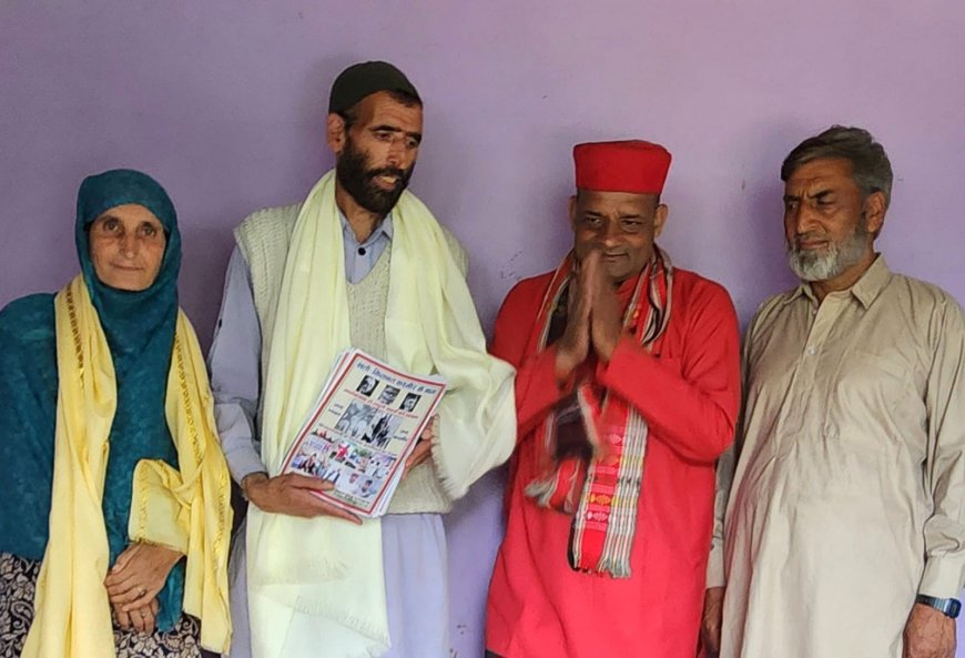 शहीद आदिल के माता पिता से मिले दीपक मिश्र