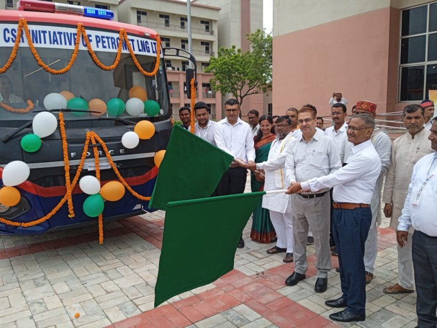 डीएम द्वारा ब्लड डोनेशन एवं ट्रान्सपोर्टेशन वेहिकल वाहन किया रवाना