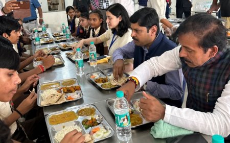 अटल आवासीय विद्यालय के बच्चों के साथ मंत्री और प्रमुख सचिव ने किया भोजन