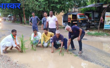गाजीपुर: जर्जर सड़क को लेकर कांग्रेस कार्यकर्ताओं का प्रदर्शन, तीन दिन में सुधार की मांग