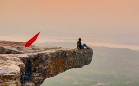 दिल कहे रुक जा रे रुक जा यही पे कहीं...!      __ पर्यटन की दृष्टि से  अनेक महत्वपूर्ण नयनाभिराम स्थल । _____ प्राकृतिक प्रपात , दुर्गम दुर्ग